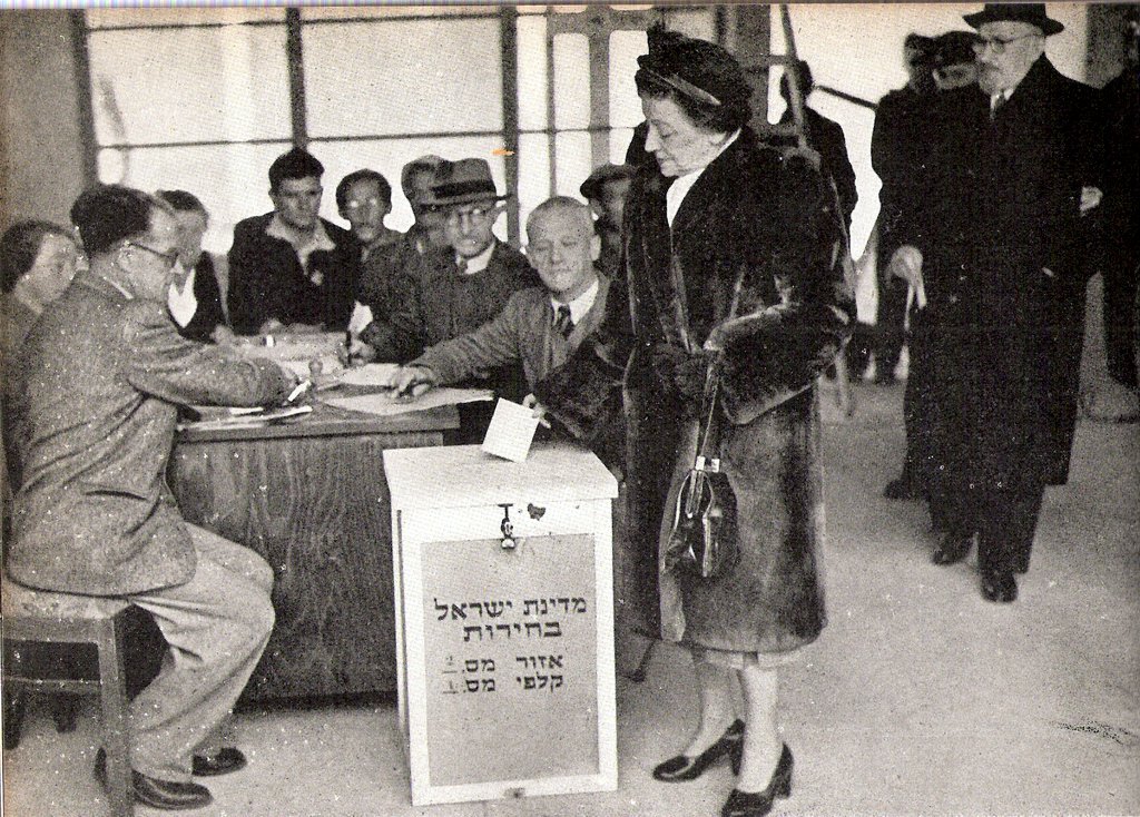 Vera Weizmann vota en las elecciones para la primera Knéset, en 1949. Foto: dominio público / Wikimedia Commons.